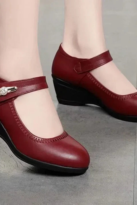 Rear view of the black Kiera orthopedic comfort shoes, focusing on the heel stability and refined finish.