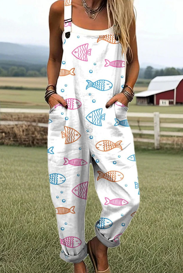 Volledig gezicht van een Marilou jumpsuit voor dames in een lichte tint, toont de relaxte pasvorm en verstelbare bandjes, gestyled voor een zomerse dag.
