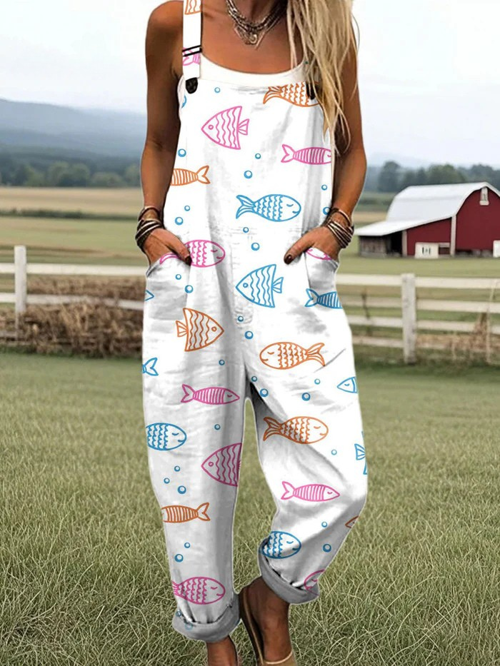 Volledig gezicht van een Marilou jumpsuit voor dames in een lichte tint, toont de relaxte pasvorm en verstelbare bandjes, gestyled voor een zomerse dag.