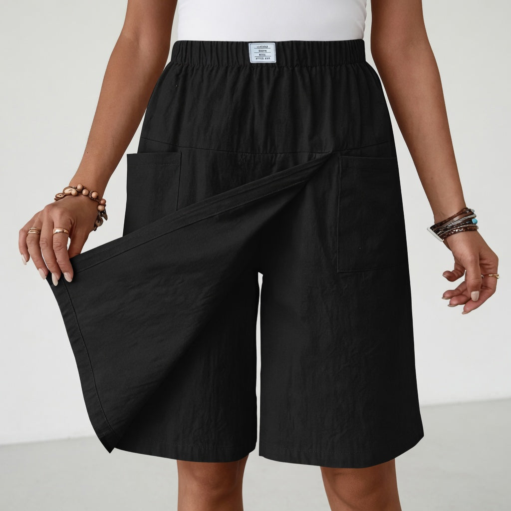 Close-up detail of the functional side pocket on the dark blue skort shorts, highlighting its practicality.